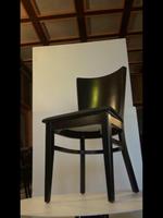 дървени столове с модерна визия  с атрактивен дизайн