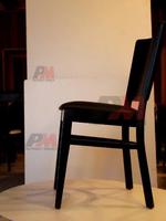 дървени столове с атрактивен дизайн за закрито